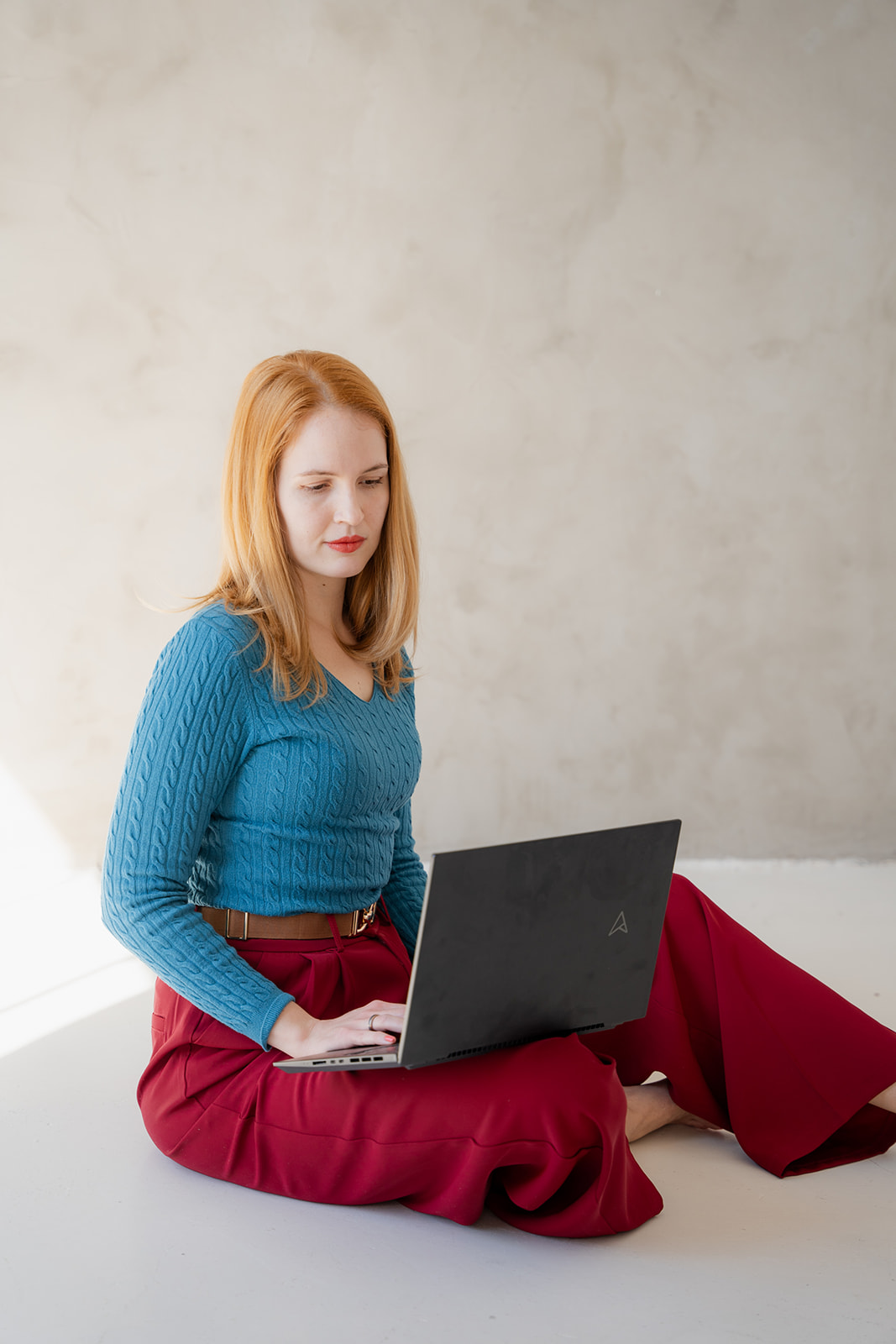 Juli a laptopja mellett